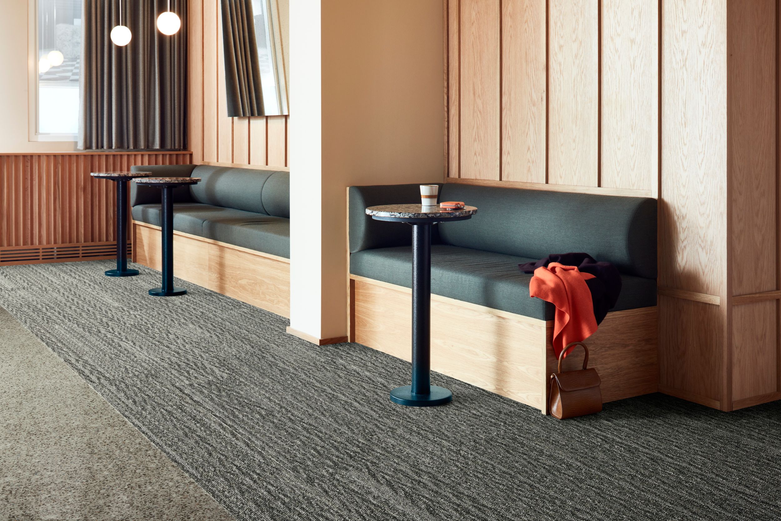 Interface On an Angle plank carpet tile with In the Mix LVT in lounge area imagen n&uacute;mero 3